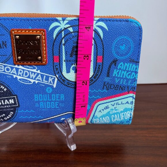 Dooney & Bourke Disney Vacation Blue Large Zippered Club Wristlet Wallet NWT - Picture 8 of 8